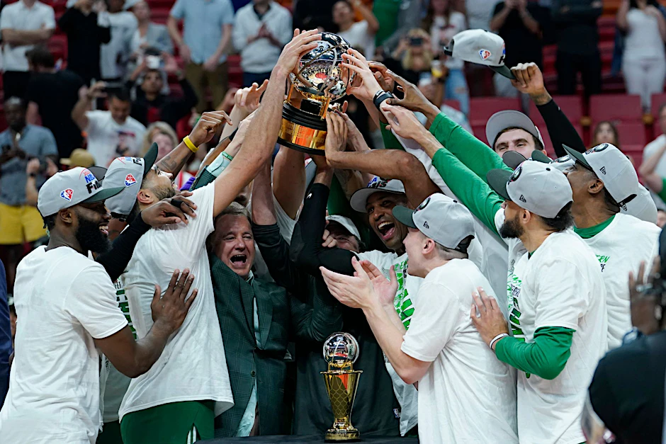 Die Spieler der Boston Celtics feiern nach dem Sieg in der Eastern Conference.  