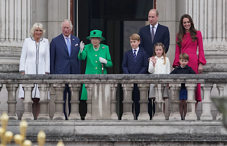 Zum Ende der Festlichkeiten zum 70. Thronjubiläum der Queen zeigt sich Königin Elizabeth II. noch auf dem Balkon. Neben ihr steht auch die Familie.