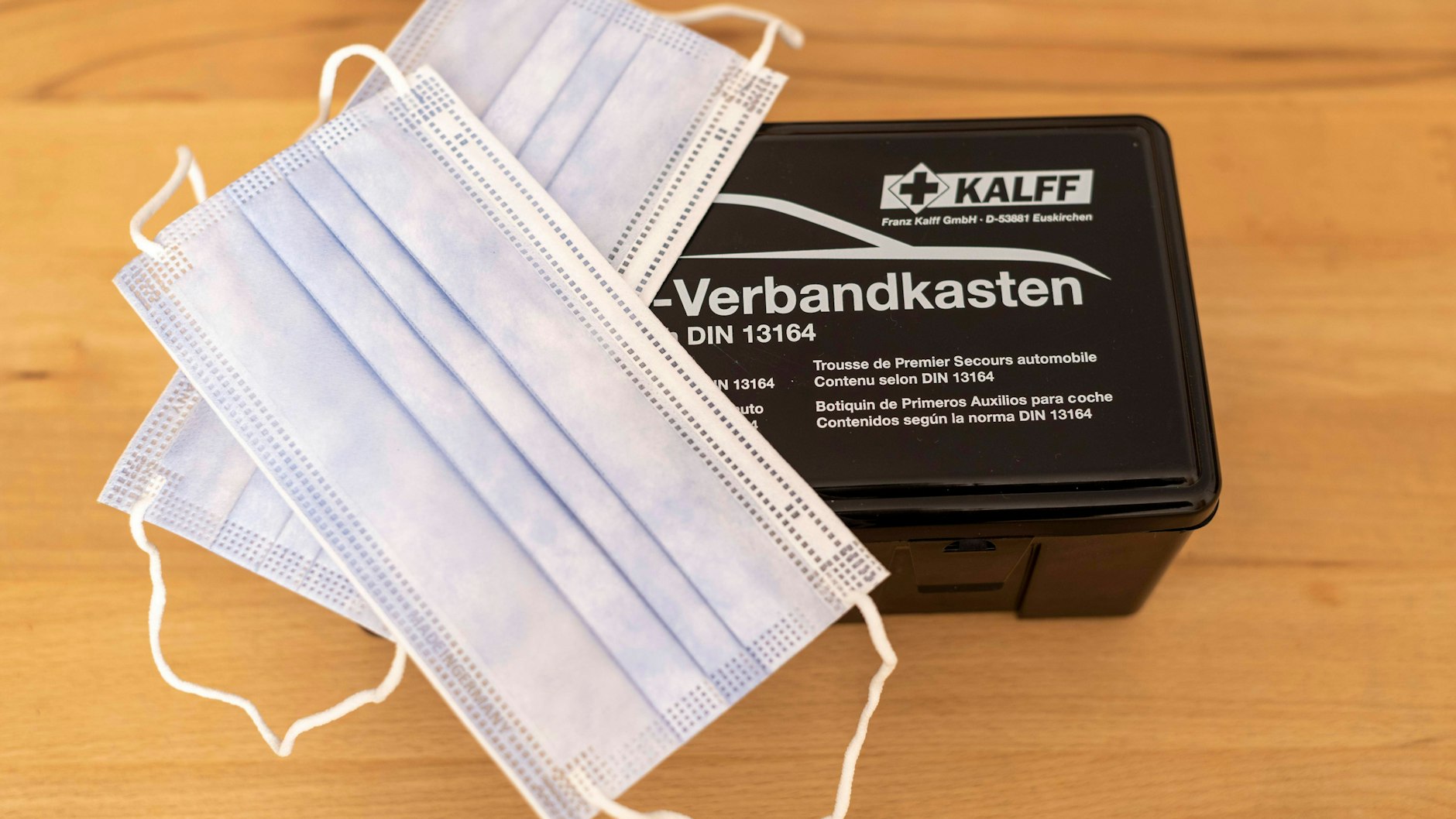 Auch zwei Masken müssen jetzt in den Verbandskasten. 