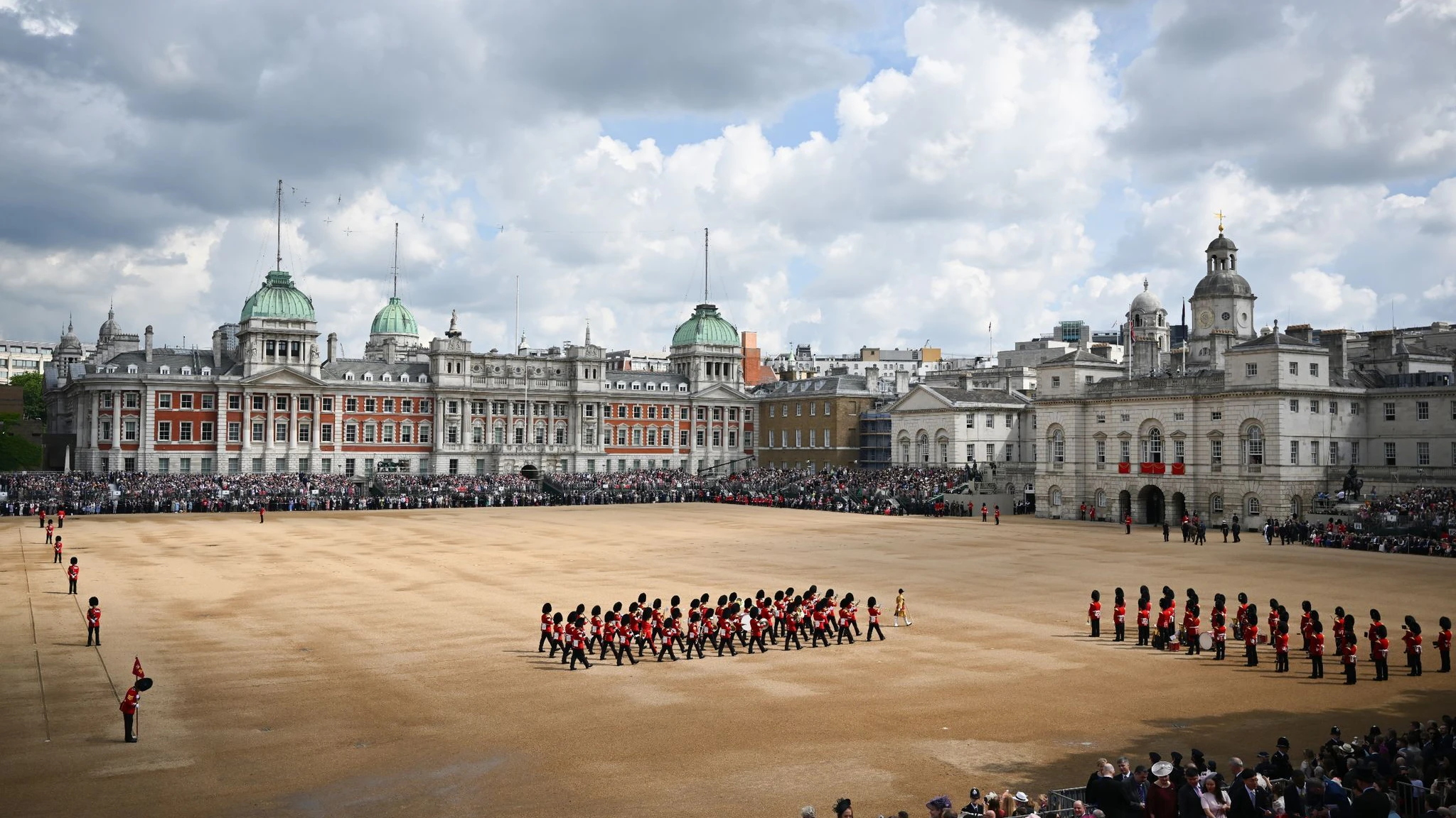Die Garde der Königin marschiert während der Geburtstags-Parade «Trooping the Colour» auf.