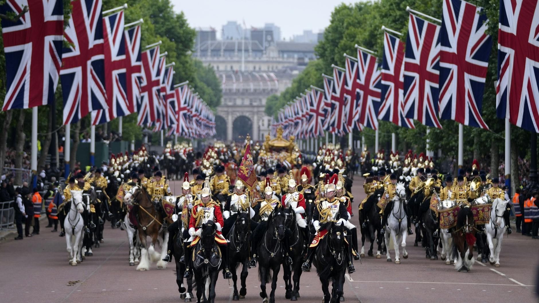 Der Festumzug zu Ehren der Queen vor dem Buckingham Palace.