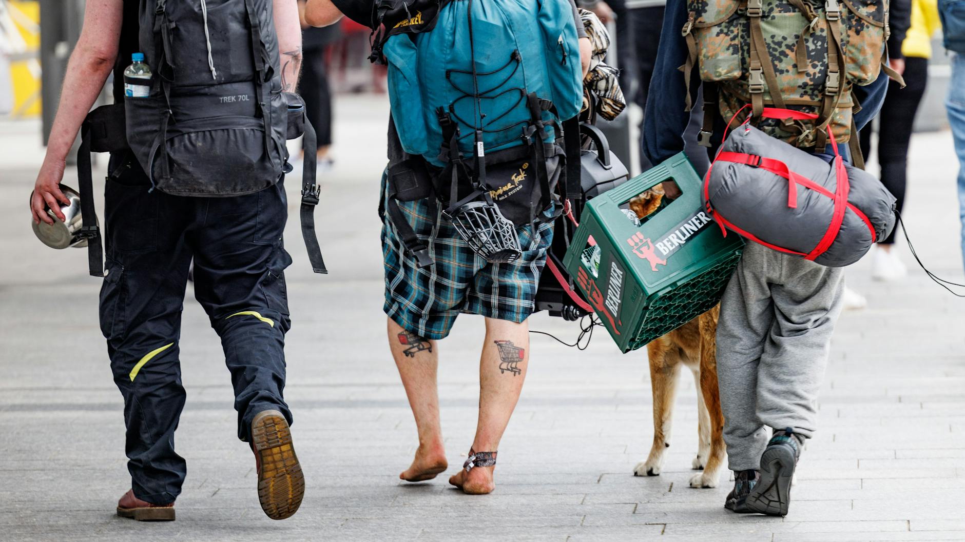 Ungewohnter Anblick in Westerland auf Sylt: Ein Gruppe Punks schlendert durch die Fußgängerzone.