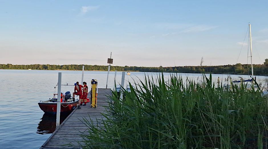ARCHIV - Rettungskräfte sind am Möserschen See im Einsatz.  d