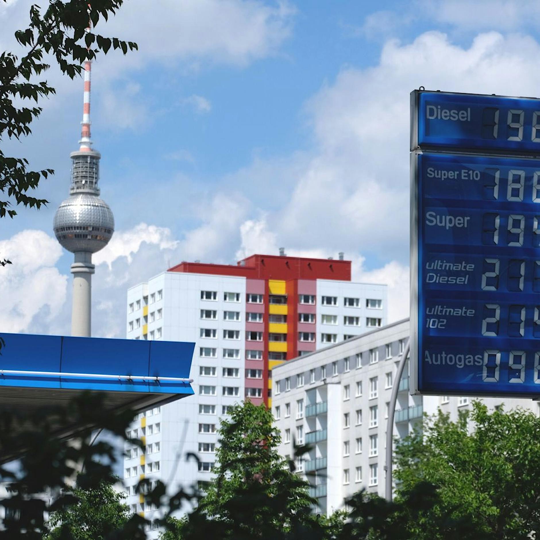 Ölkonzerne behalten offenbar fast die Hälfte des Tankrabatts