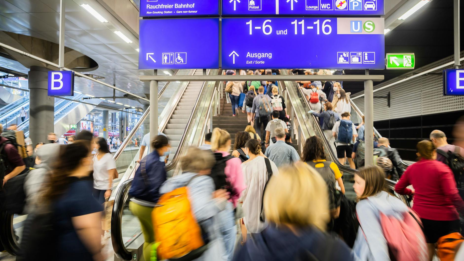 Pfingstreiseverkehr am Berliner Hauptbahnhof
