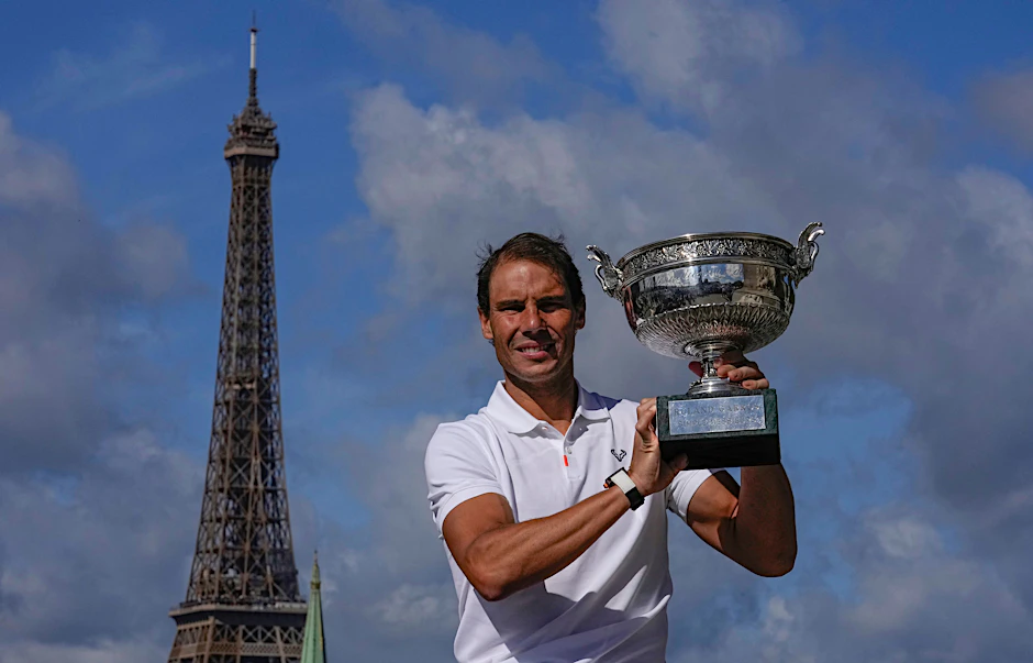 Rafael Nadal posiert mit seiner French-Open-Trophäe vor der Silhouette von Paris.