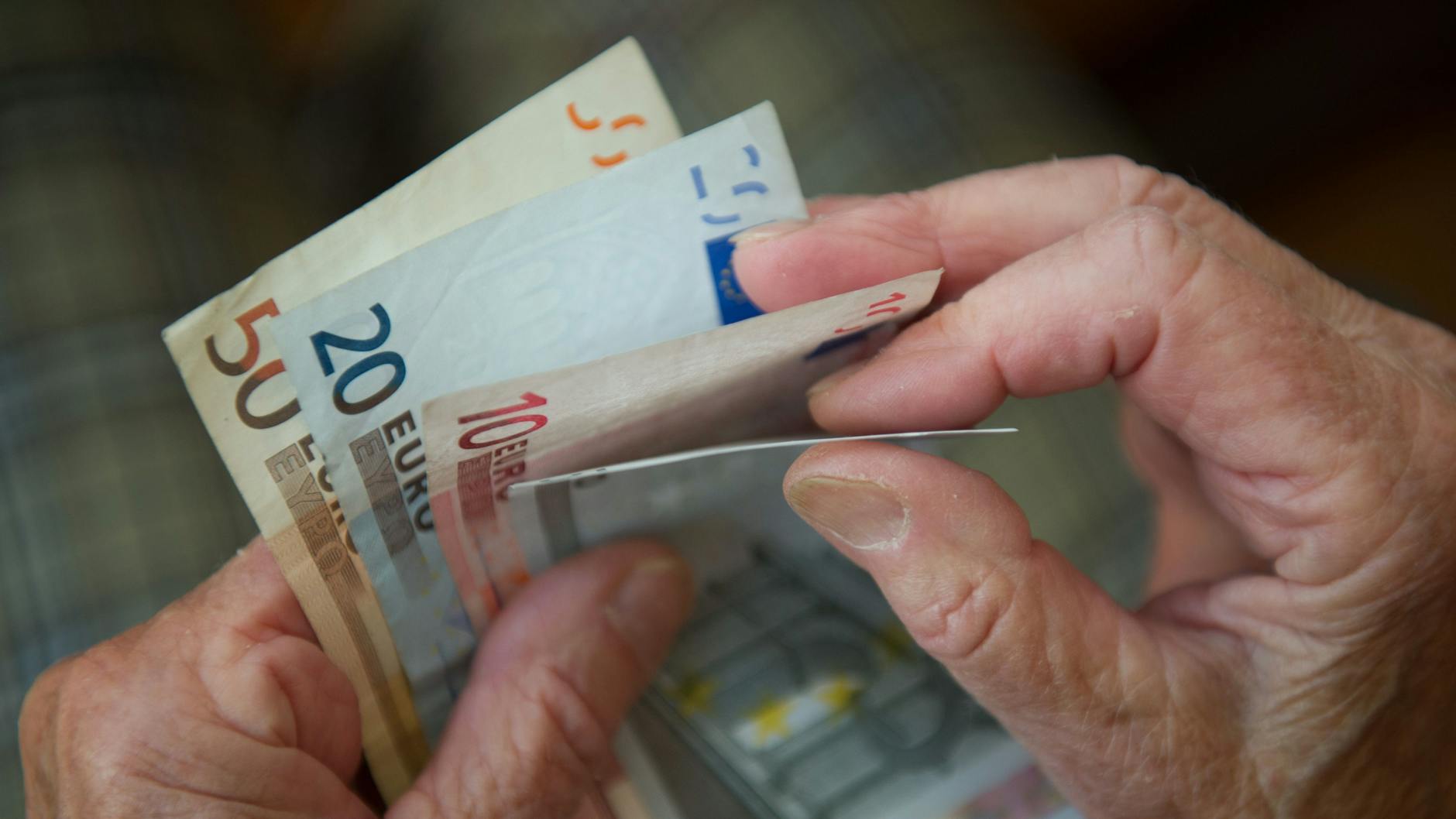 Eine Rentnerin will die Bundesregierung wegen der Energiepauschale verklagen. (Symbolbild)