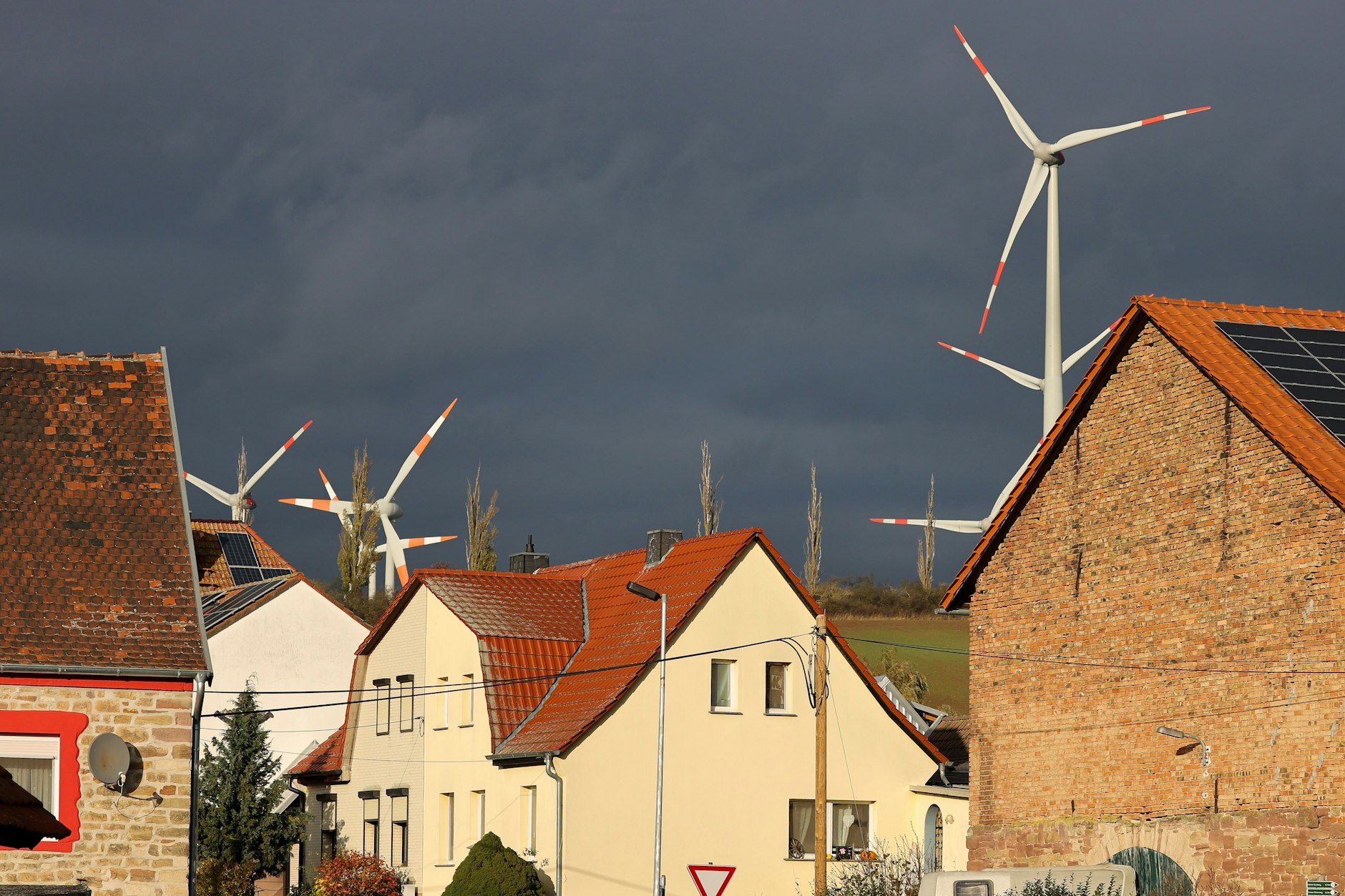 Dunkle Wolken ballen sich nicht nur meteorologisch über thüringischen Windrädern, sondern auch politisch. 