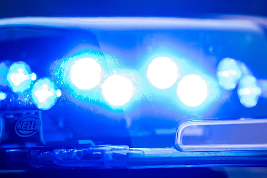 ARCHIV - Ein Blaulicht leuchtet auf dem Dach einer Polizeistreife.  