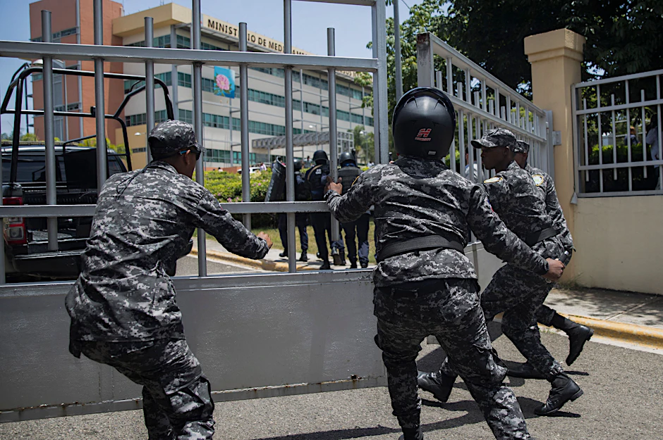 Polizisten schließen das Tor zum Umweltministerium&nbsp;Santo Domingo. Kurz zuvor wurde auf dem Gelände Minister Orlando Mera erschossen.