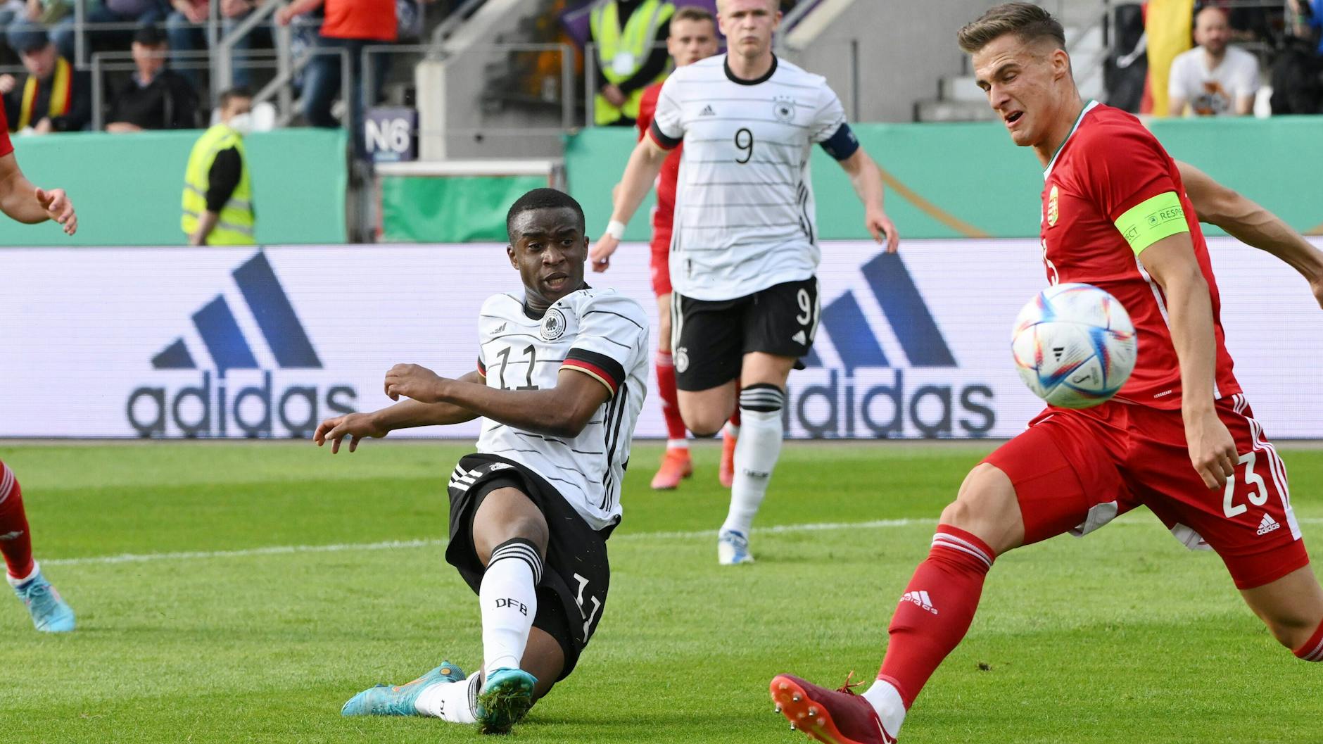 U21-Stürmer Youssoufa Moukoko (l.) erzielt mit diesem Schuss das Tor zum 1:0 gegen Ungarn.