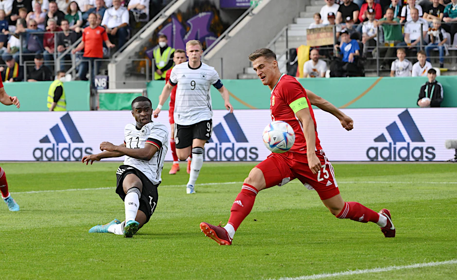 U21-Stürmer Youssoufa Moukoko (l.) erzielt mit diesem Schuss das Tor zum 1:0 gegen Ungarn.