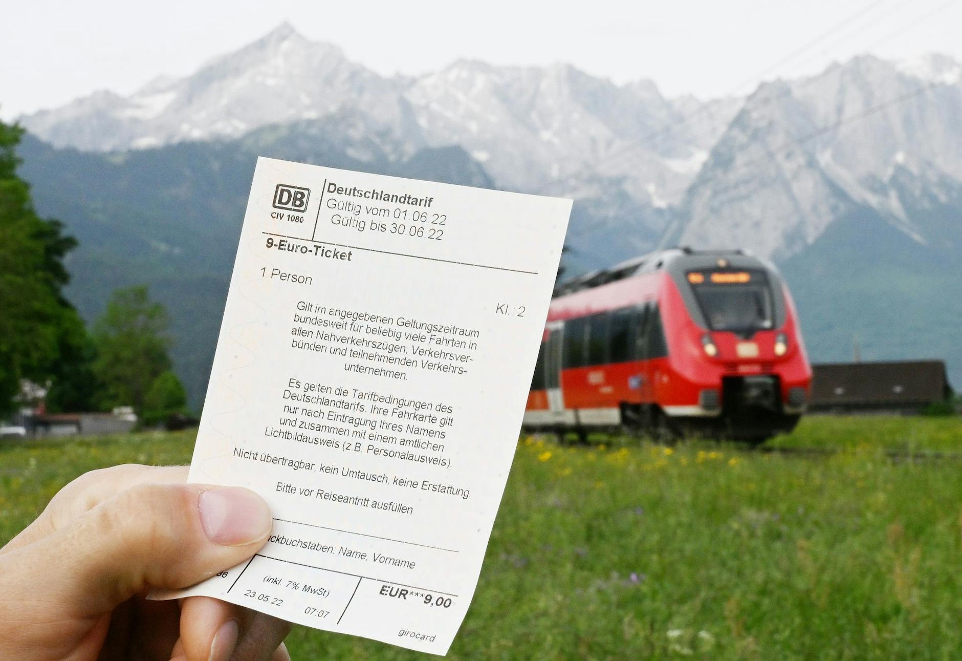 ARCHIV - Ausflugsorte können an Pfingsten wegen des 9-Euro-Tickets mit deutlich mehr Besuchern rechnen.