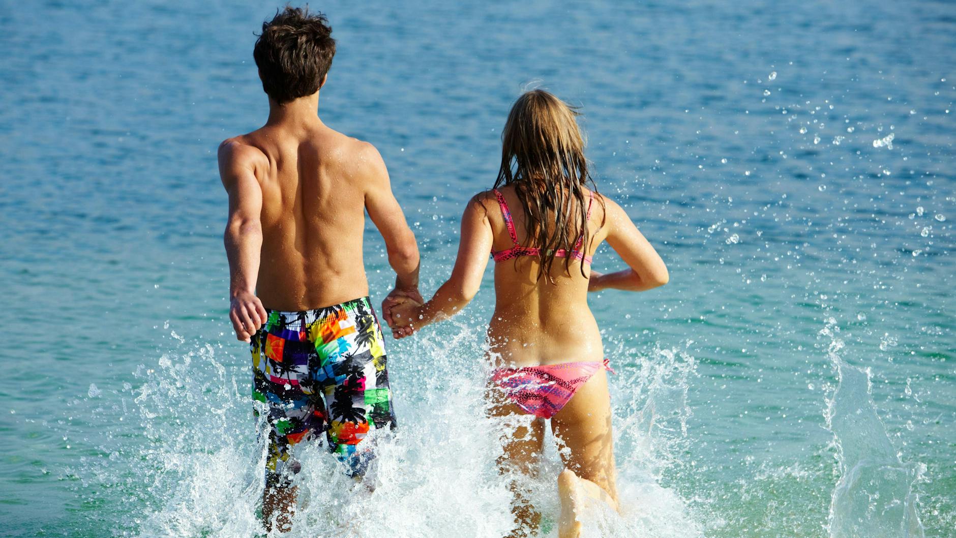 In diesem Jahr ein teurer Spaß: Ein junges Paar vergnügt sich im Strandurlaub (Symbolbild).