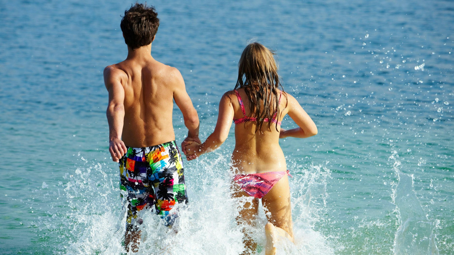 In diesem Jahr ein teurer Spaß: Ein junges Paar vergnügt sich im Strandurlaub (Symbolbild).