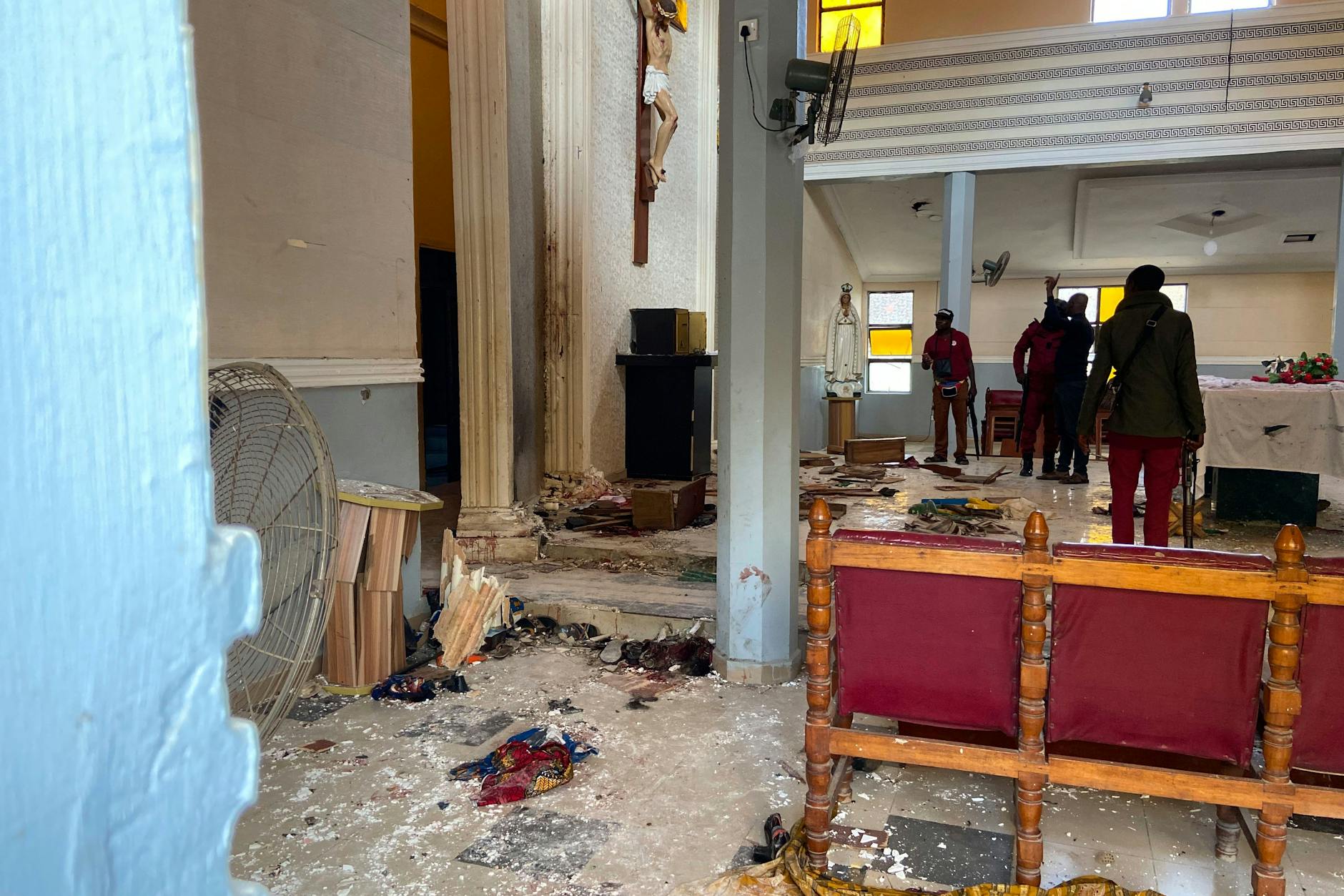 Die Kirche in Owo ist nach dem Angriff zerstört. Die besonders blutigen Aufnahmen ersparen wir Ihnen.