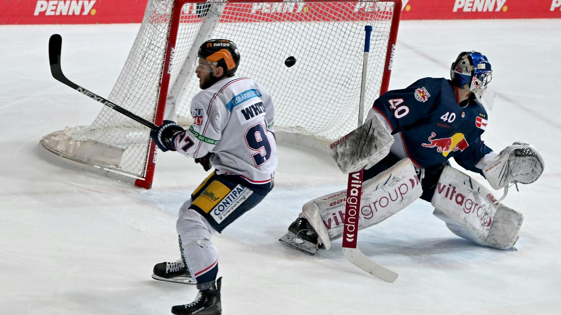 Matt White erzielt im vierten Meisterfinale das 1:0 für die Eisbären. Münchens Keeper Henrik Haukeland ist geschlagen.