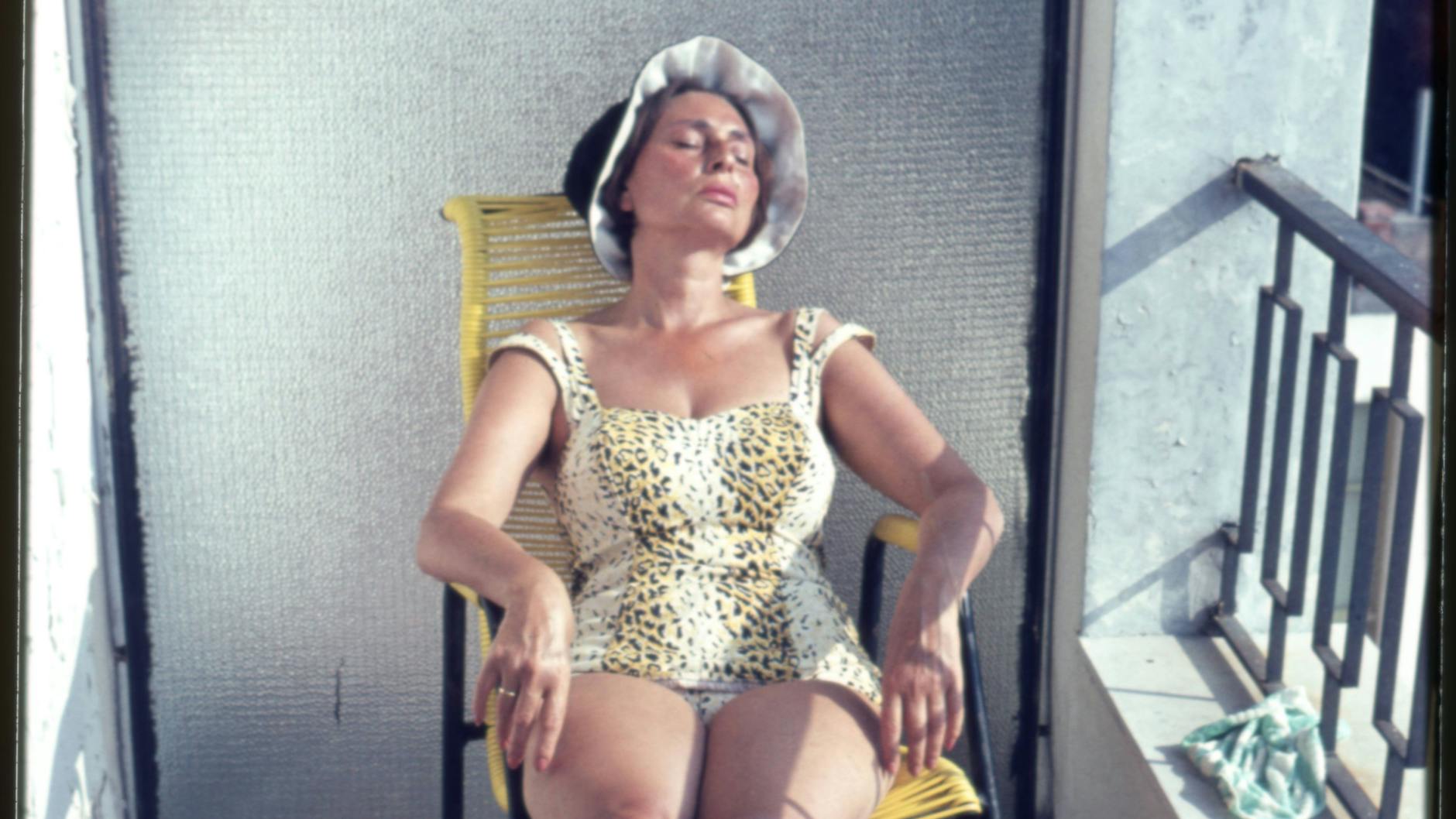 In den 70ern: Eine Frau auf ihrem Balkon beim Sonnenbaden. So ist nichts dagegen einzuwenden. Sie dürfen aber auch nackt sein dabei, sofern Ihre Nachbarn sich nicht belästigt fühlen.