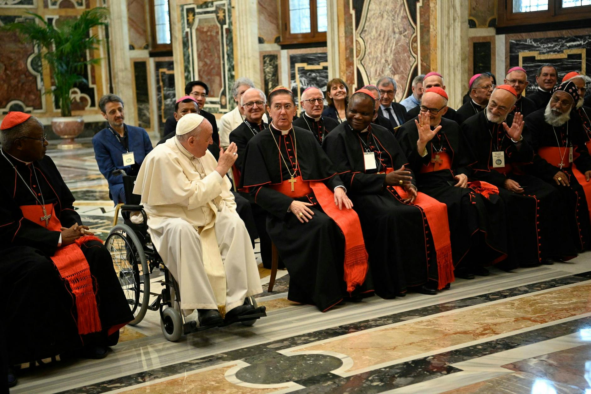 Gut gelaunt mit anderen Geistlichen, aber eben doch im Rollstuhl: Der Papst erschien zuletzt hinfällig.