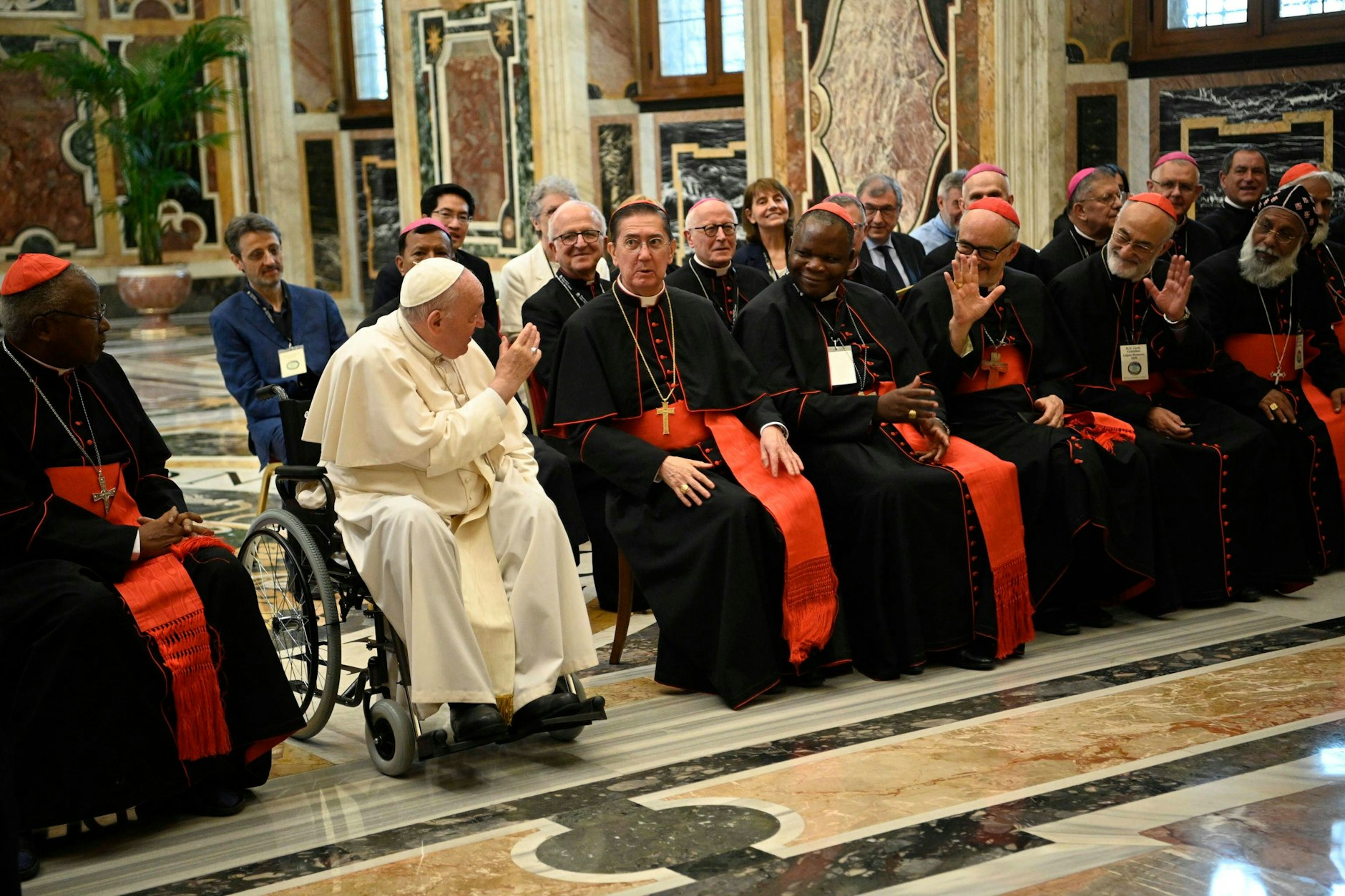 Gut gelaunt mit anderen Geistlichen, aber eben doch im Rollstuhl: Der Papst erschien zuletzt hinfällig.