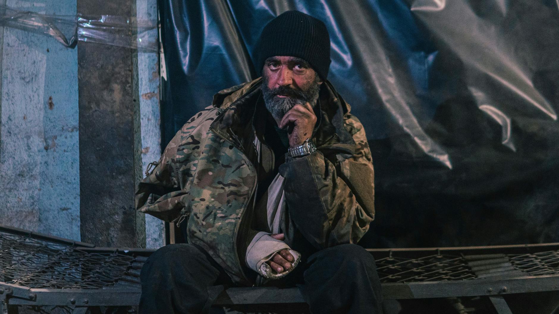 Ein verwundeter ukrainischer Soldat aus dem Stahlwerk Azovstal sitzt auf einer Liege.