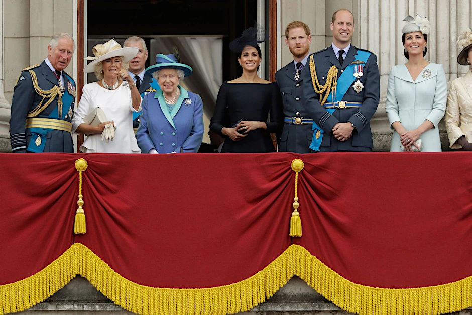 ARCHIV - Prinz Charles (l-r) und seine Frau Camilla, Prinz Andrew, Königin Elizabeth II., Herzogin Meghan, Prinz Harry, Prinz William und Herzogin Kate 2018 in London.  