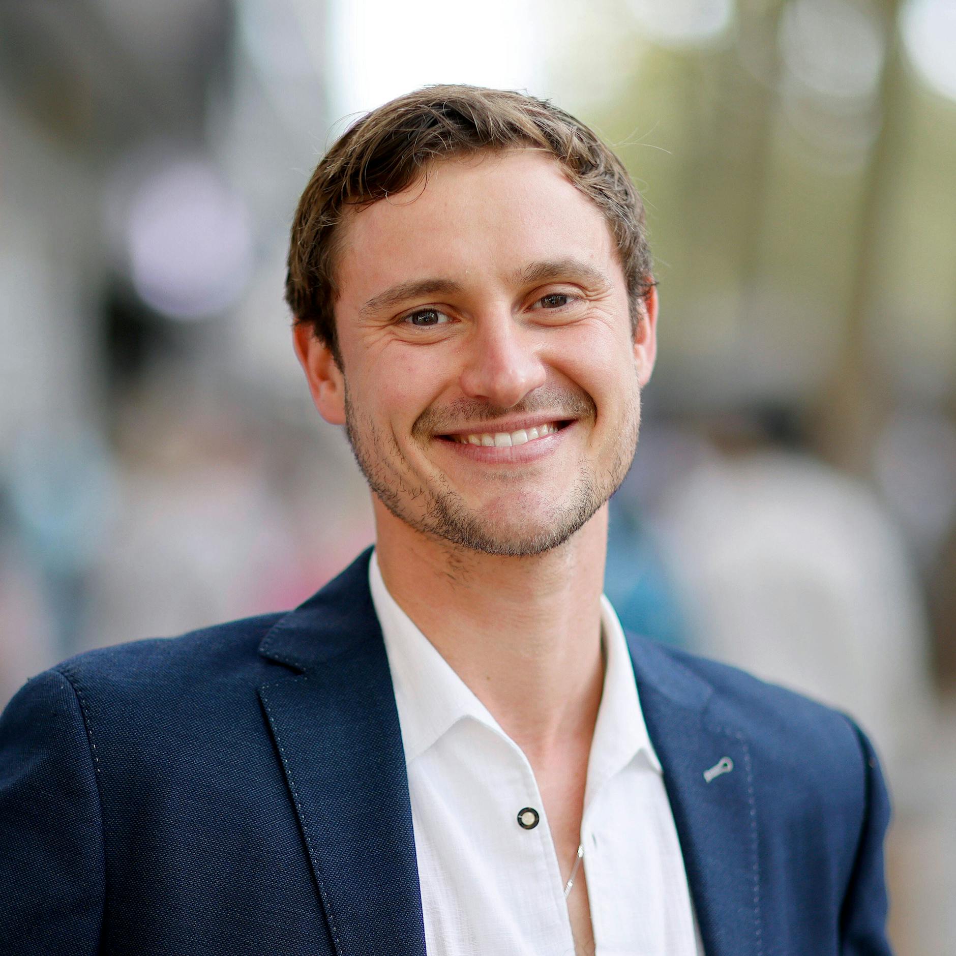 Frédéric Brossier als Rio Reiser! Kaum zu glauben: Dieses Lausbubengesicht spielt Berlins berühmtesten Rocksänger. Und DAS ist der Grund