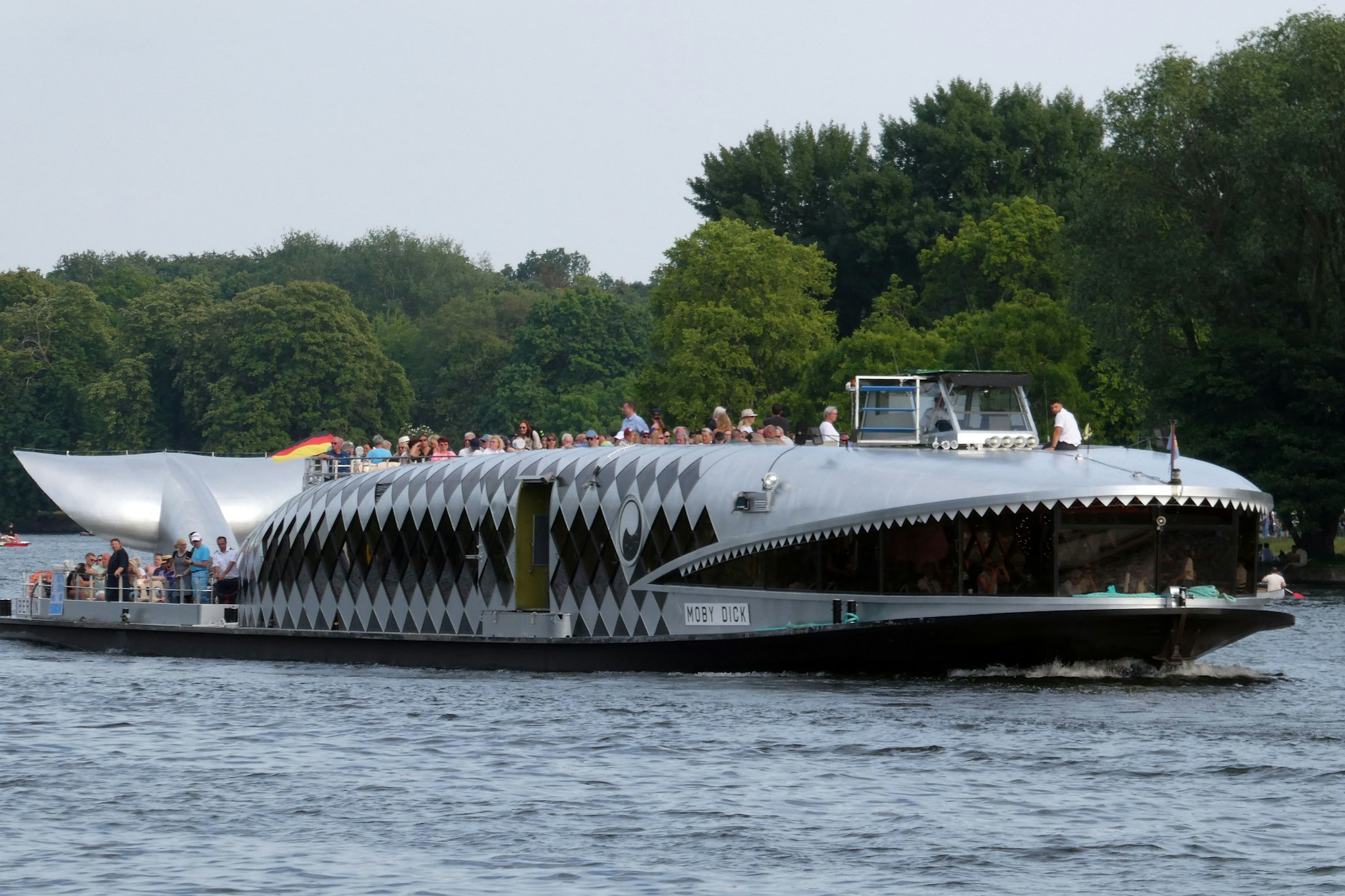 Einsatz im Osten Berlins: Voll mit Passagieren besetzt, schippert jetzt der Wal-Dampfer Moby Dick auf der Spree Richtung Müggelsee. Das sieht man im westlichen Reinickendorf, wo das legendäre Schiff stationiert war, gar nicht gerne.