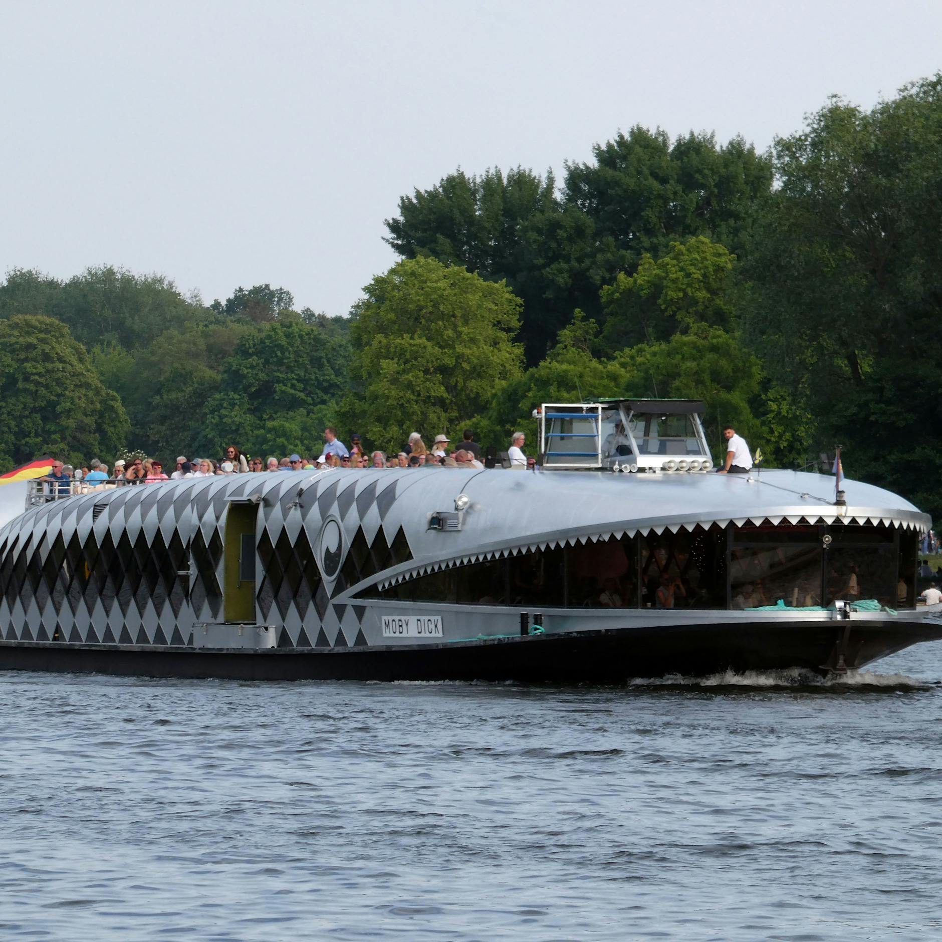 West-Dampfer-Legende schippert jetzt in Ost-Gewässern: Spaltet „Moby Dick“ Berlin?