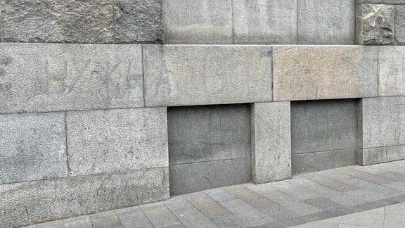 Verblichene Reste einer schwarzen Antikriegsaufschrift an einem Gebäude im Zentrum Moskaus