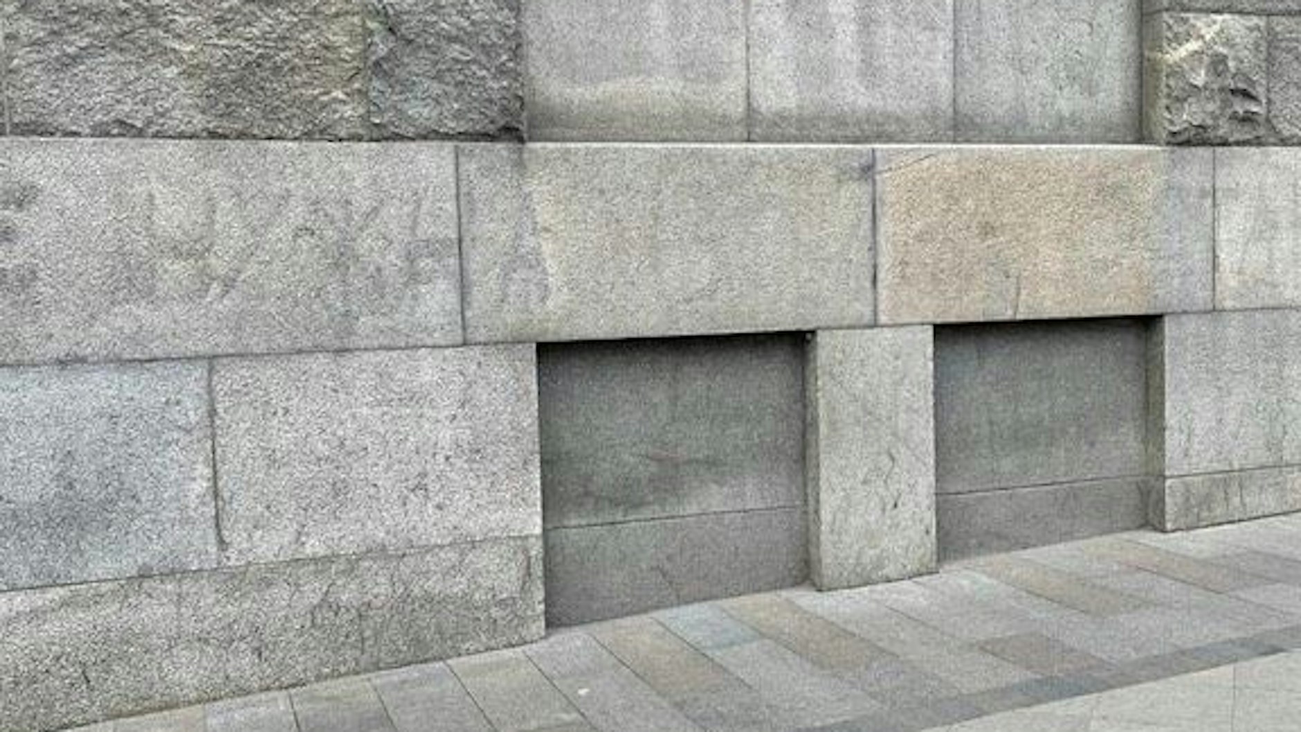 Verblichene Reste einer schwarzen Antikriegsaufschrift an einem Gebäude im Zentrum Moskaus