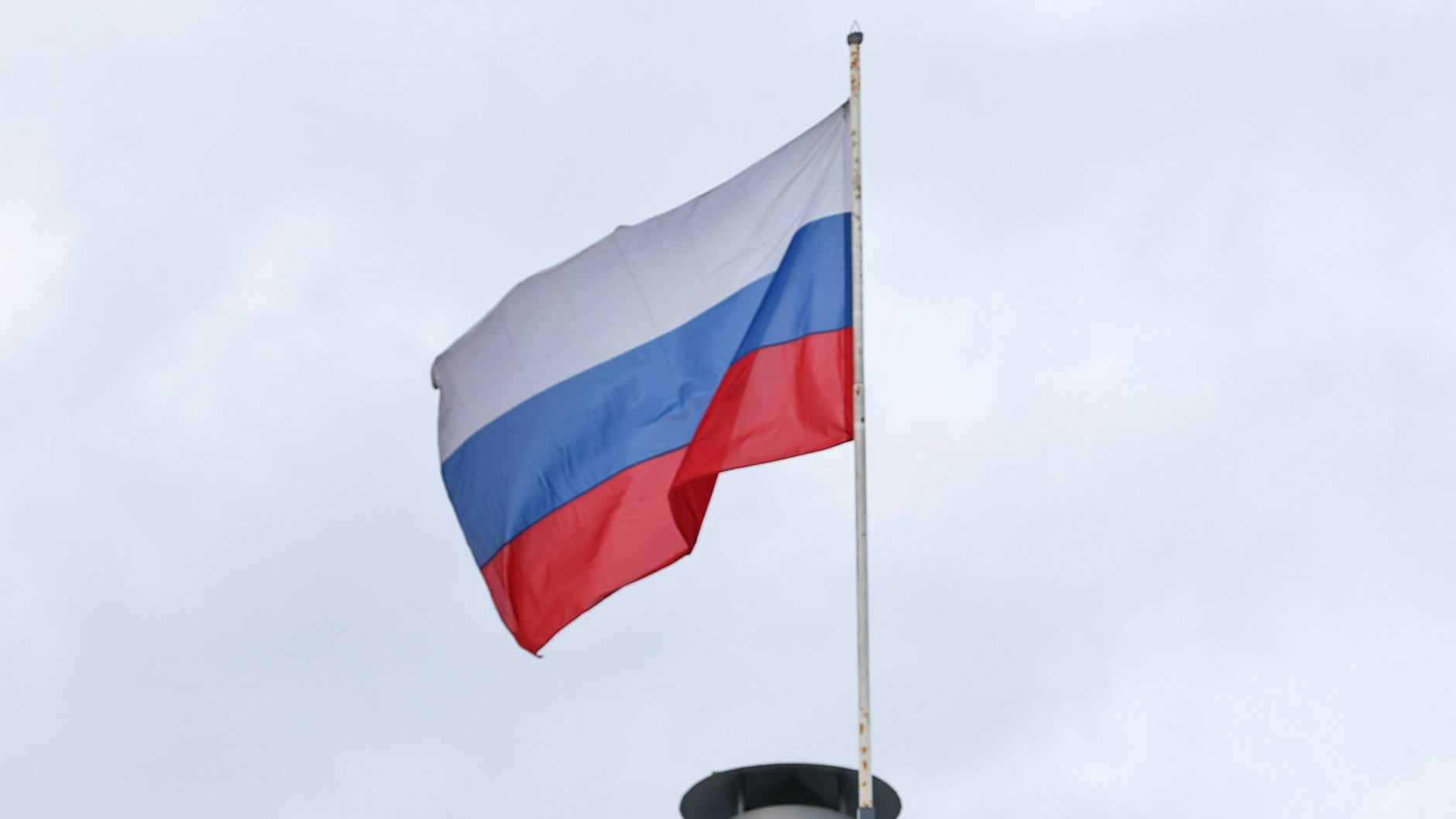 Eine russische Flagge weht im Wind. 
