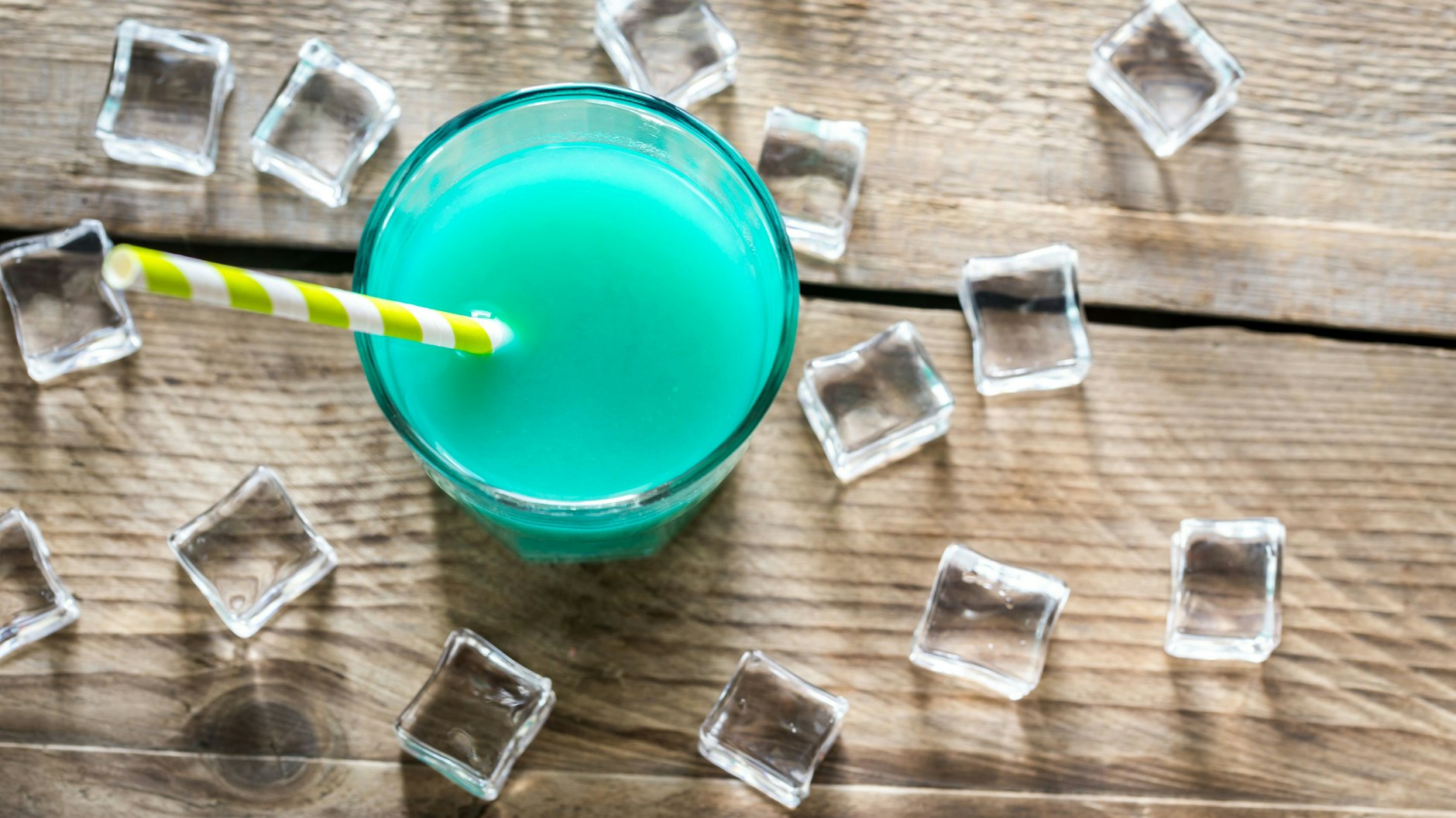 Richtig schön grün: Die Grüne Wiese aus Blue Curacao und Orangensaft.