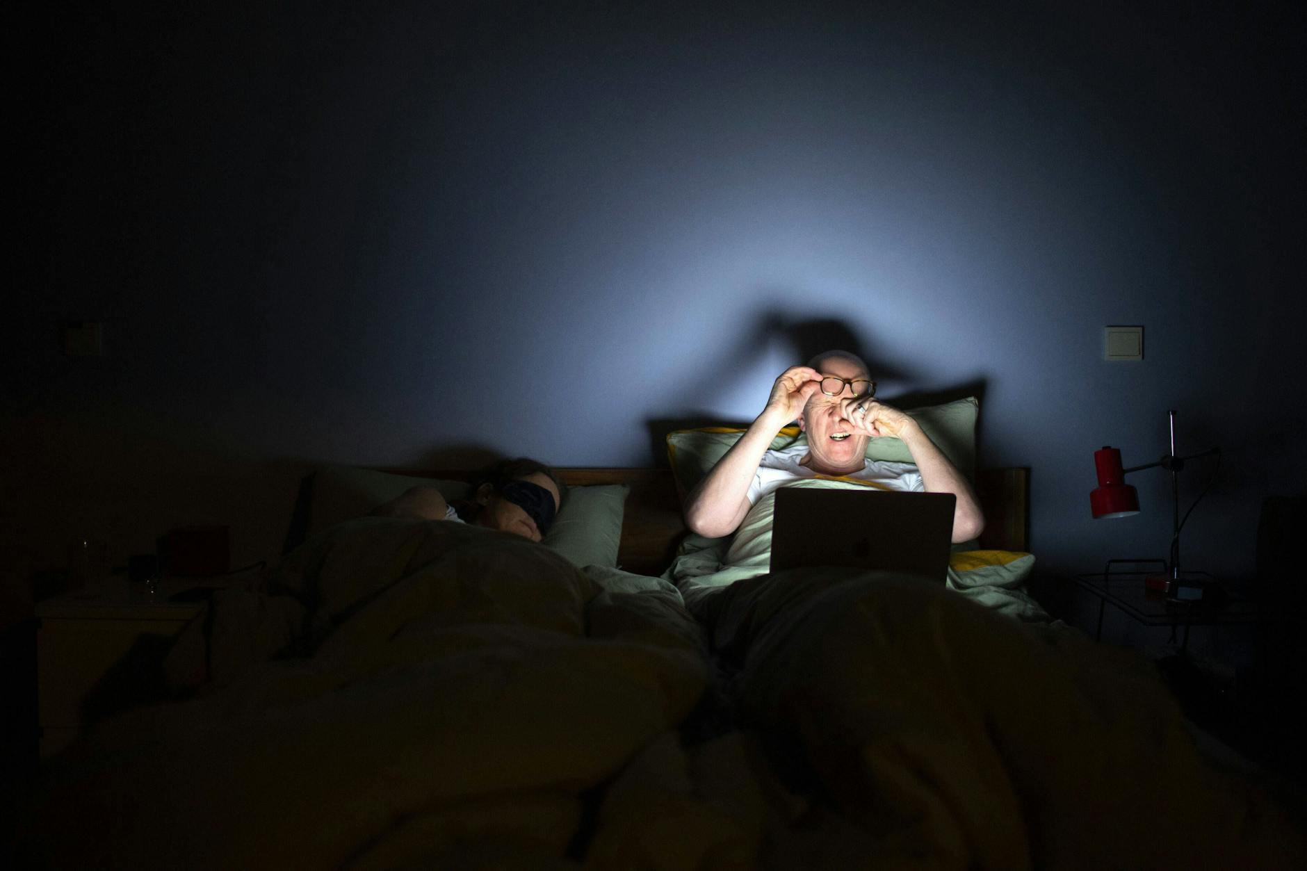 Mit dem Laptop im Bett – Ursache und Folge so mancher Schlafstörung.