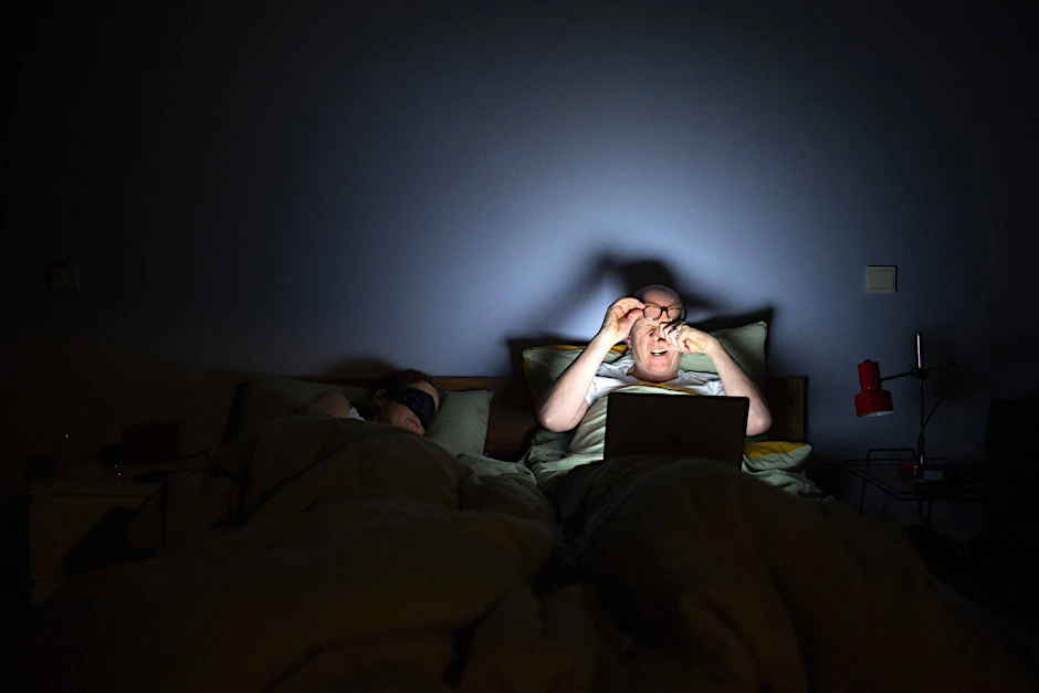 Mit dem Laptop im Bett – Ursache und Folge so mancher Schlafstörung.