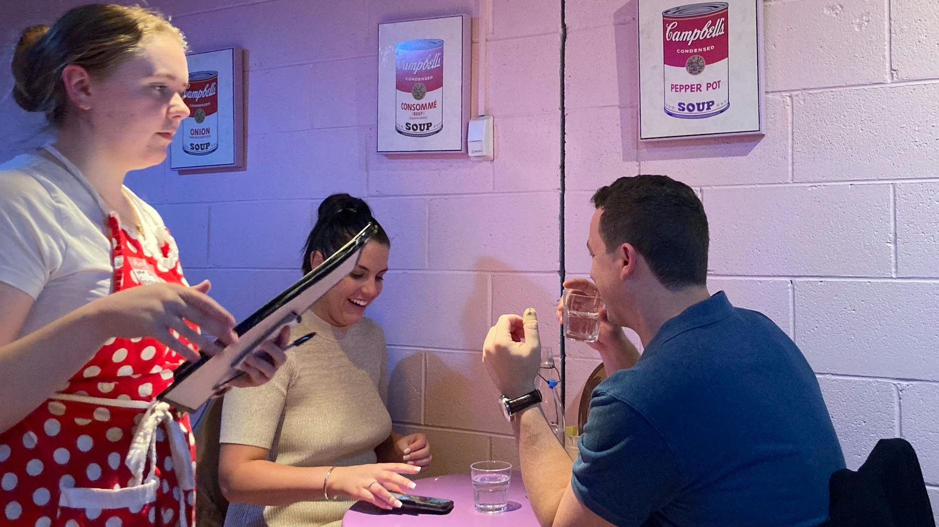 Genervte Kellnerin, belustigte Gäste. Das Konzept von „Karen's Diner“ ist Unfreundlichkeit und schlechter Service. Das ist Berlinerinnen und Berlinern nicht fremd.