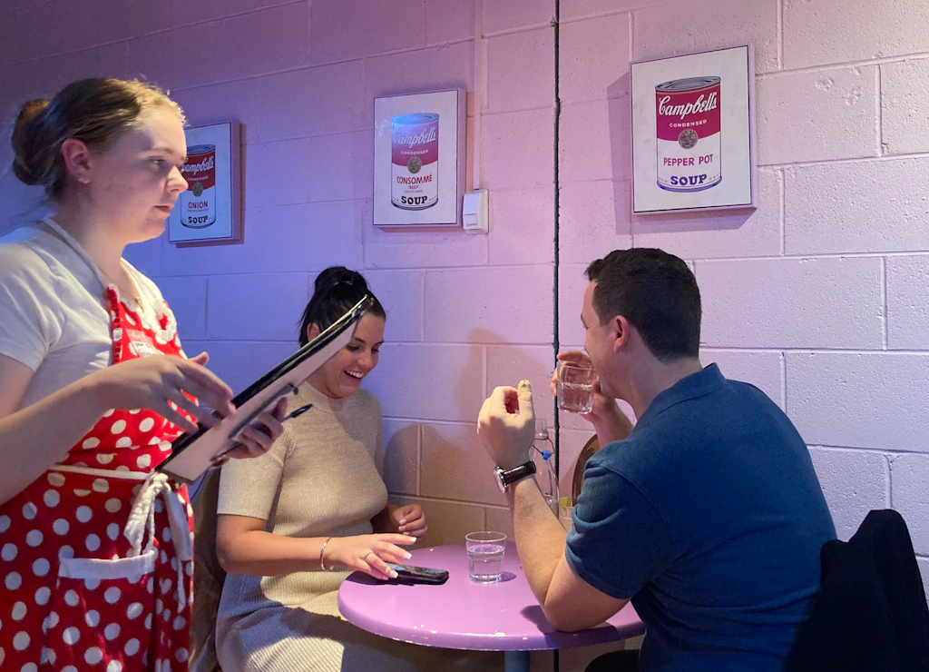 „Karen's Diner“: Pöbelnde Kellner und mieser Service als Erfolgsrezept