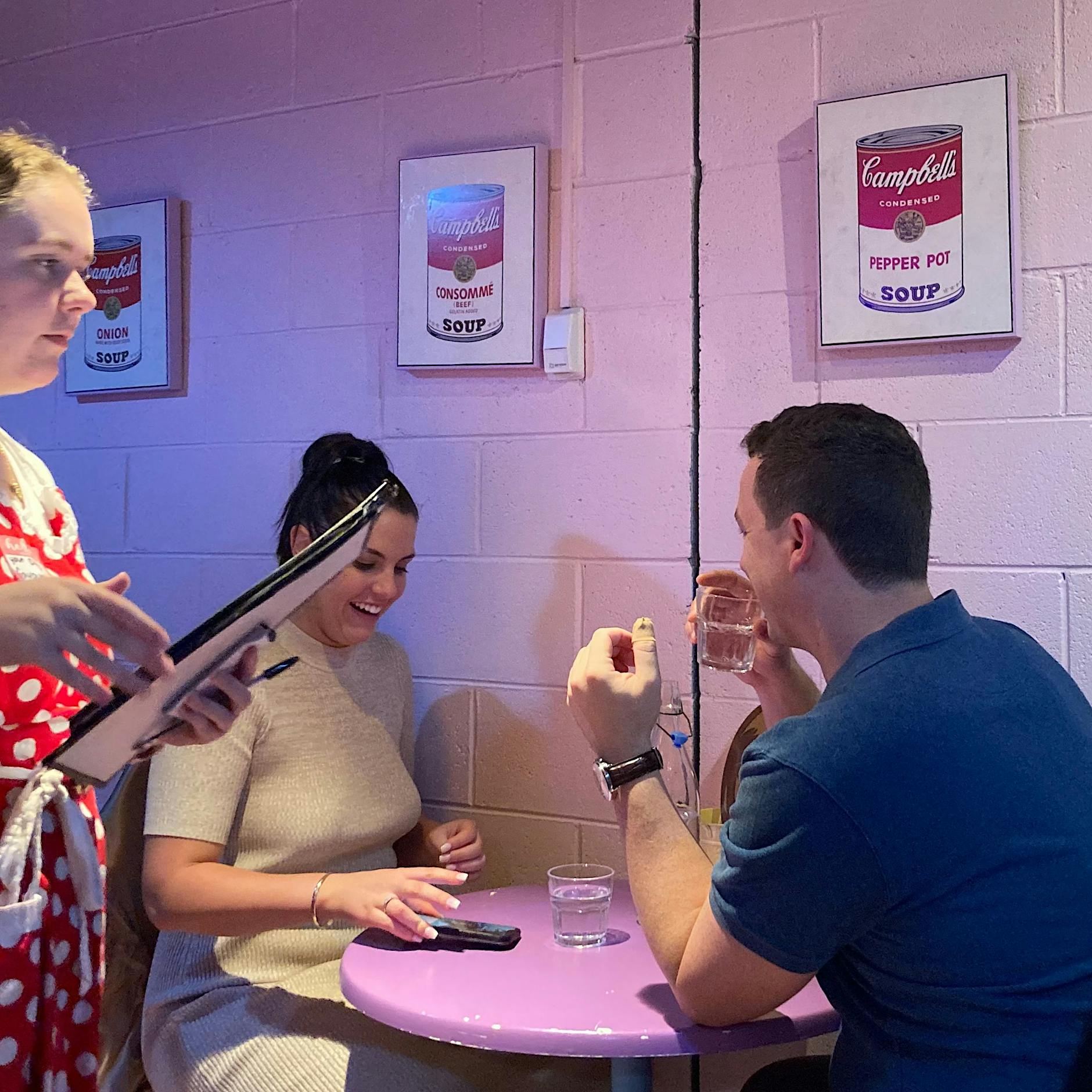 „Karen's Diner“: Pöbelnde Kellner und mieser Service als Erfolgsrezept