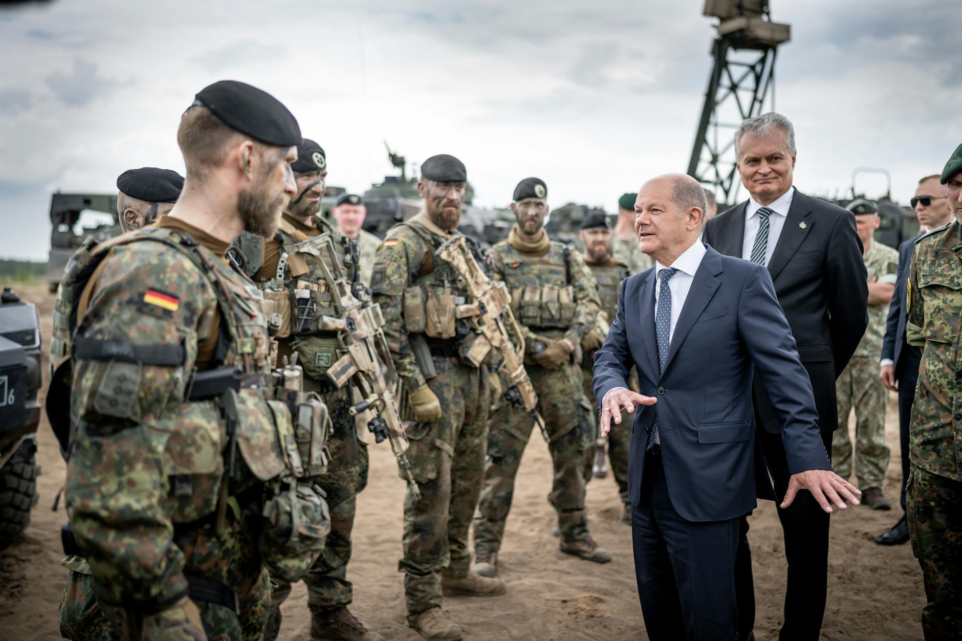 Nach den politischen Gesprächen in Vilnius begleitete der litauische Präsident Gitanas Nauseda Bundeskanzler Scholz zum Bundeswehr-Camp in Pabrade.