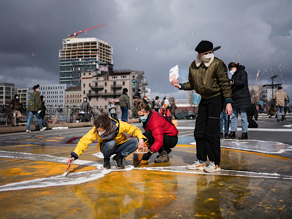 Szene bei einer Demonstration von Fridays for Future auf der Oberbaumbrücke