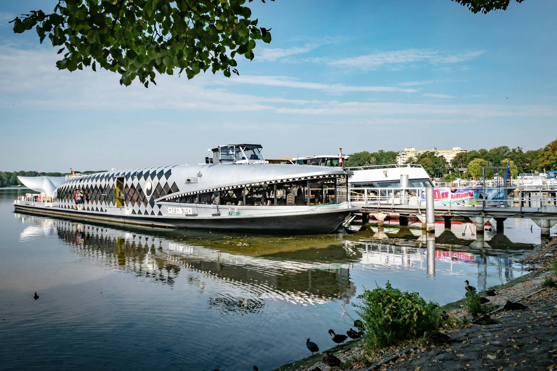 „Moby Dick“ liegt im Hafen an der Greenwich-Promenade am Tegeler See. Nach seinem Ausflug in den Ostteil ist der Wal-Dampfer nun wieder in seinem alten Stammrevier.