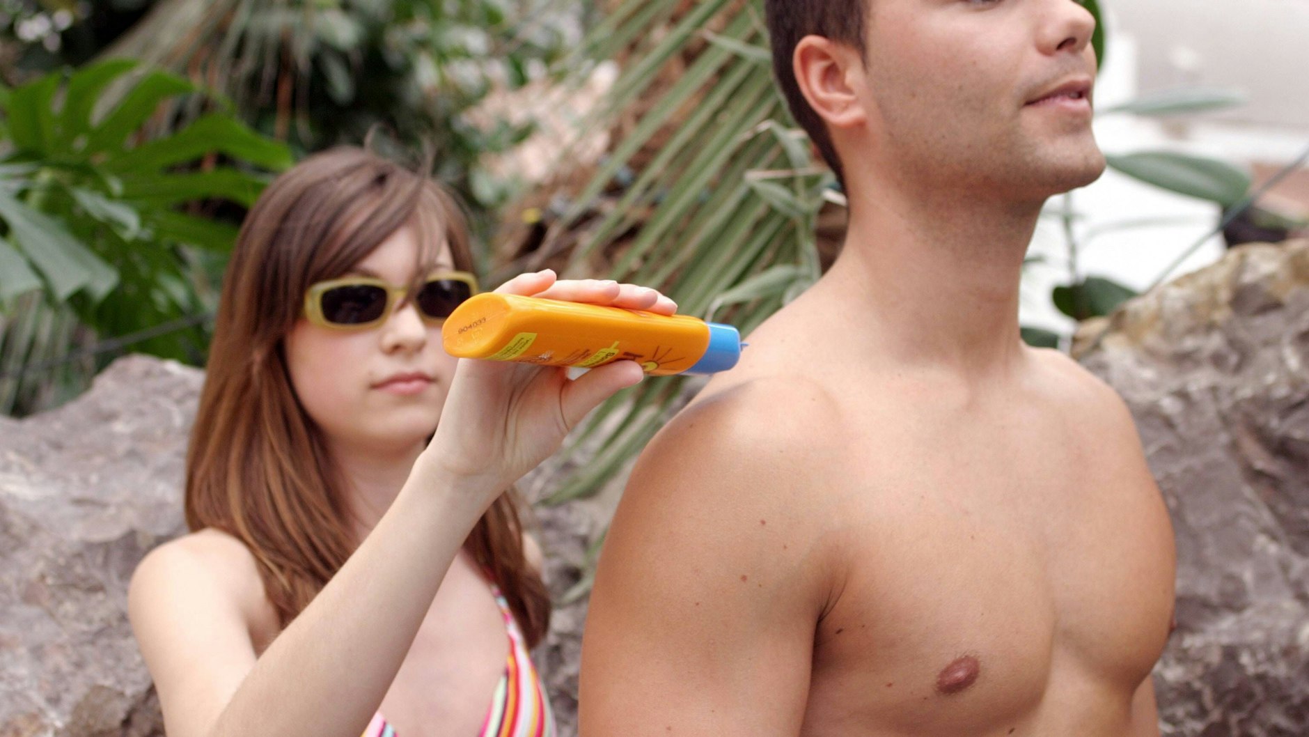 Einfacher ist das Eincremen des Rückens freilich, wenn man jemanden hat, der das für einen macht.