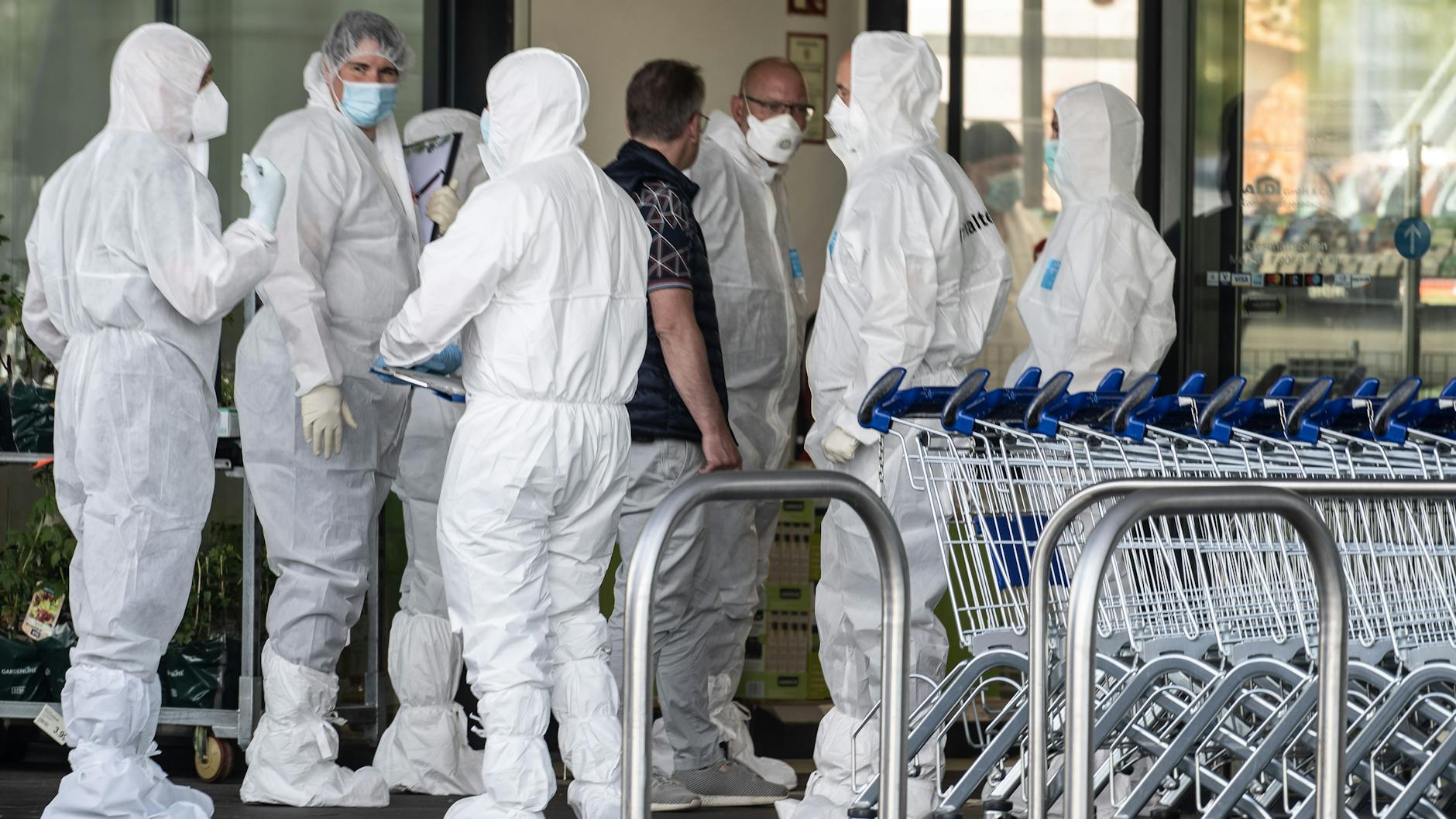 Kriminaltechniker in weißen Schutzanzügen sind zur Sicherung und Auswertung von Spuren eingetroffen.