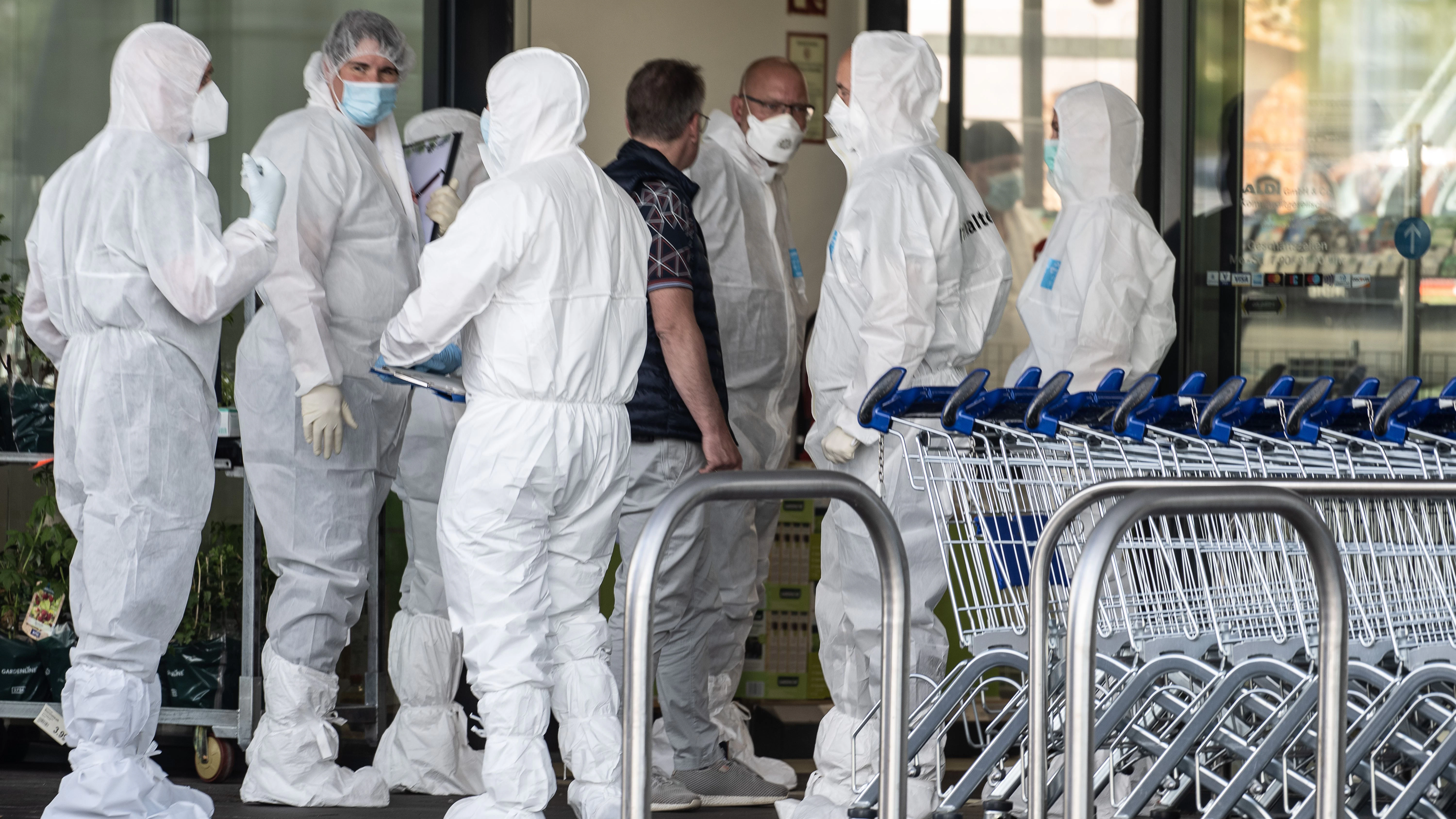 Kriminaltechniker in weißen Schutzanzügen sind zur Sicherung und Auswertung von Spuren eingetroffen.