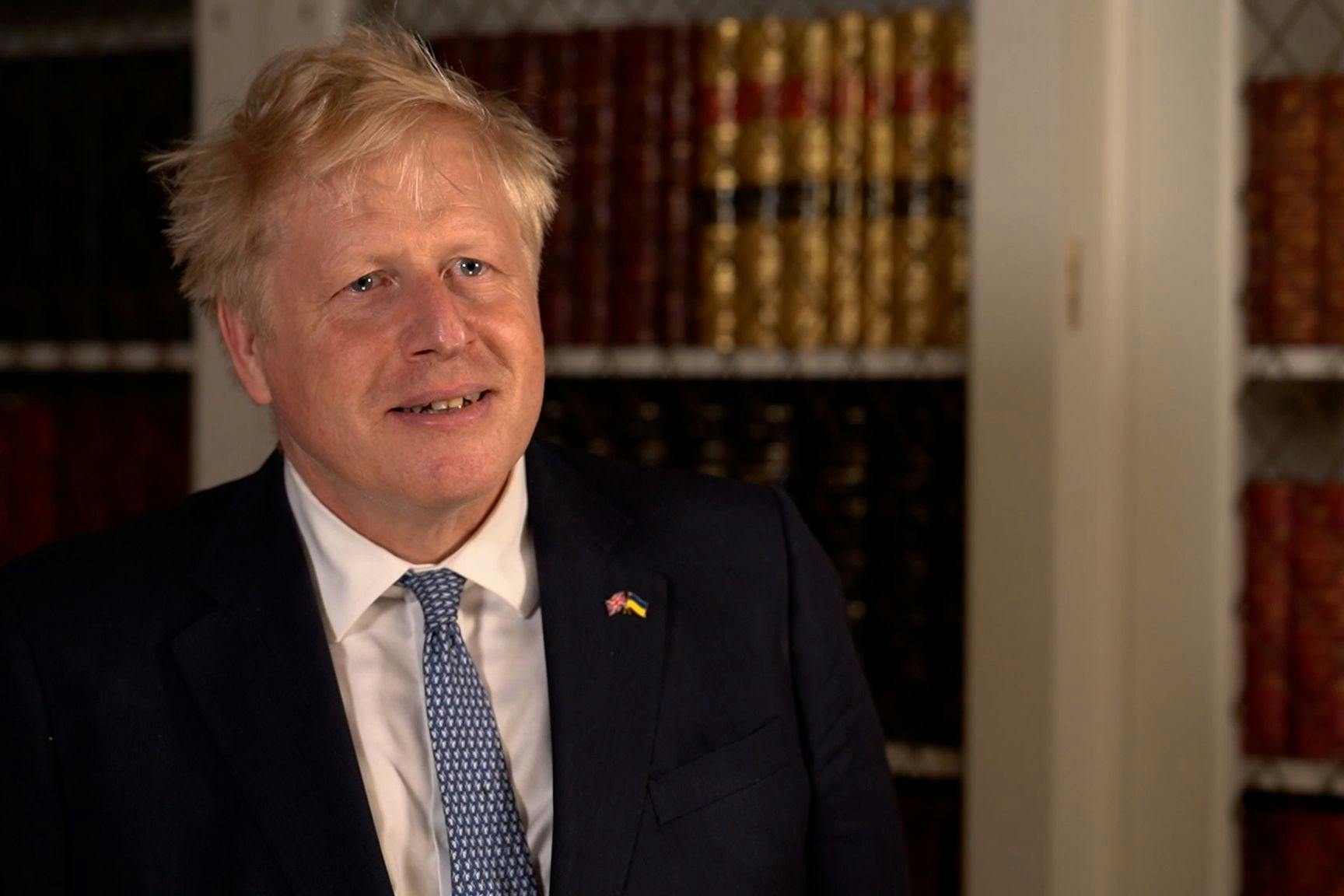 Boris Johnson, zunächst etwas erschüttert, will Premierminister bleiben.