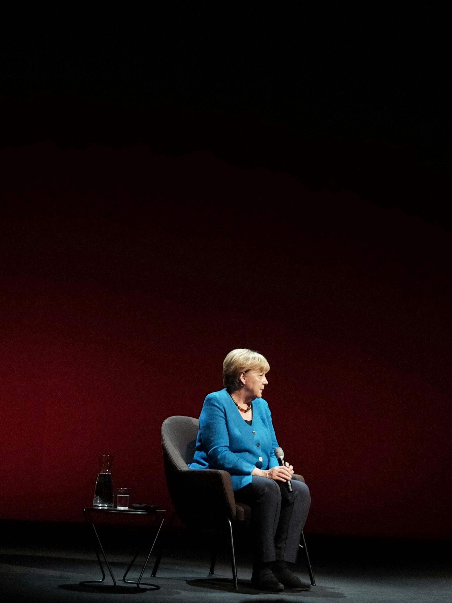 Angela Merkel auf der Bühne des Berliner Ensemble