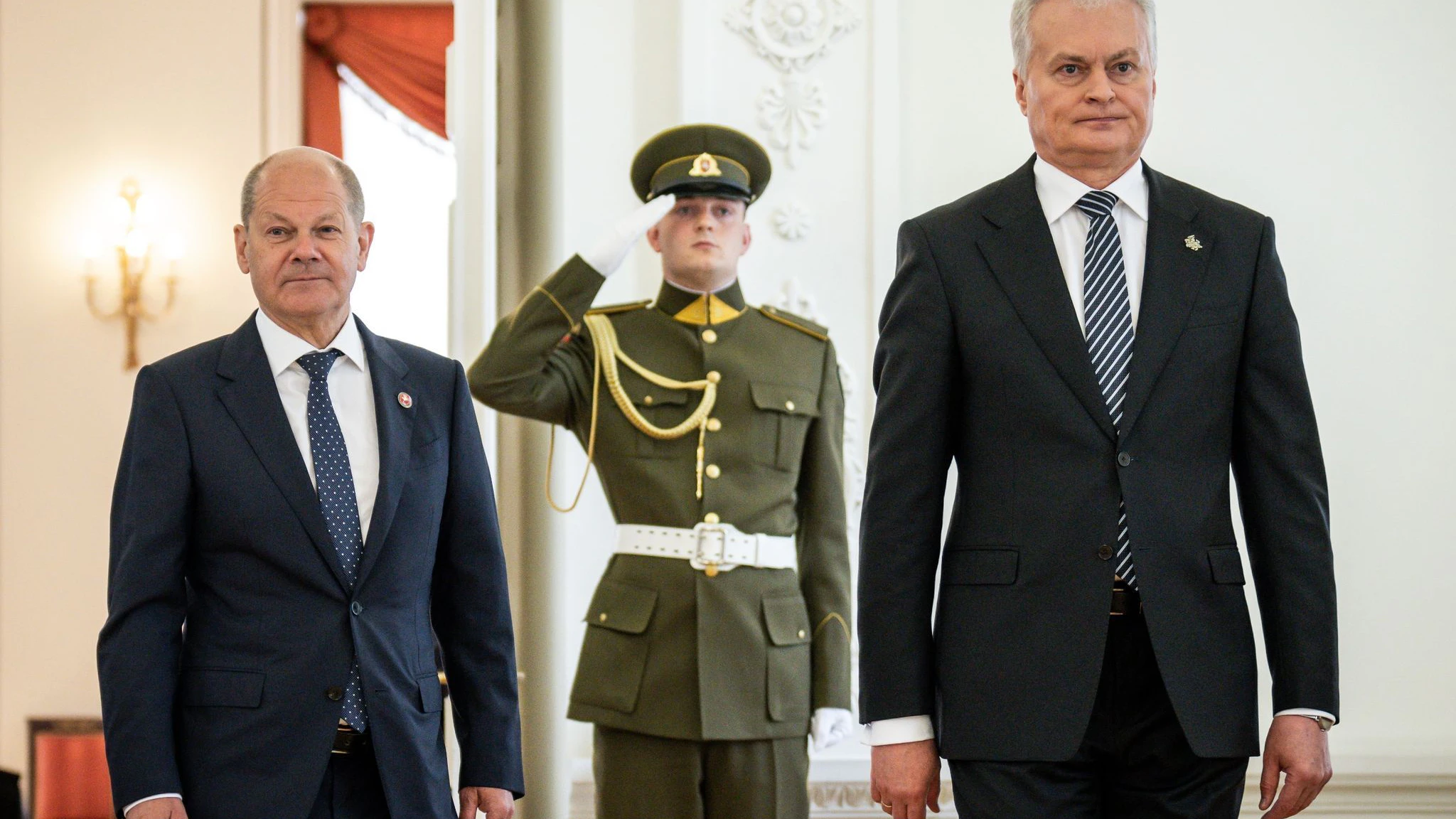 Bundeskanzler Olaf Scholz ist in Vilnius zu Gast beim litauischen Präsidenten Gitanas Nauseda (r).  