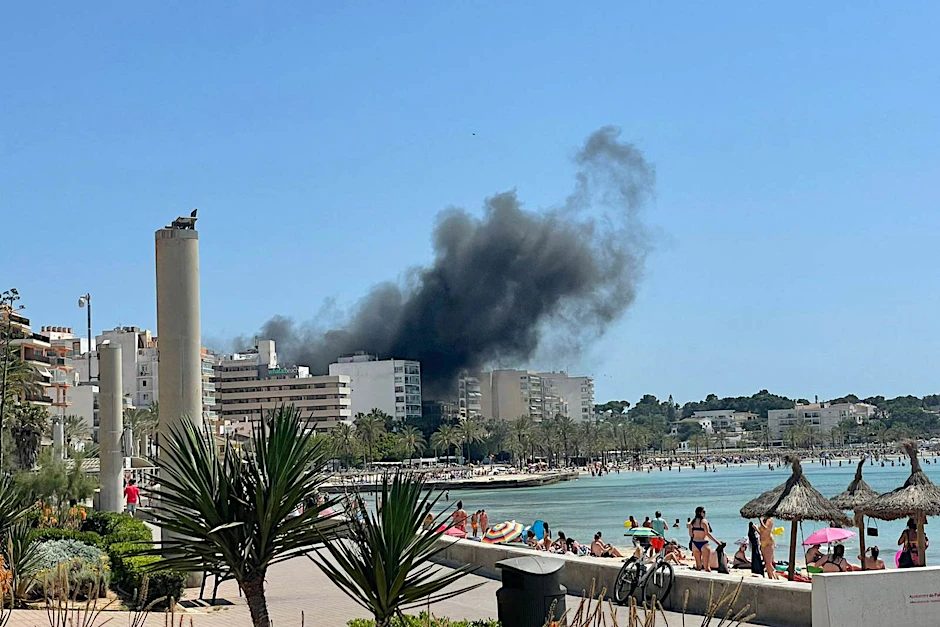 Eine Rauchwolke steigt beim Brand im Restaurant „Why Not Mallorca“ nahe des Ballermanns auf. +