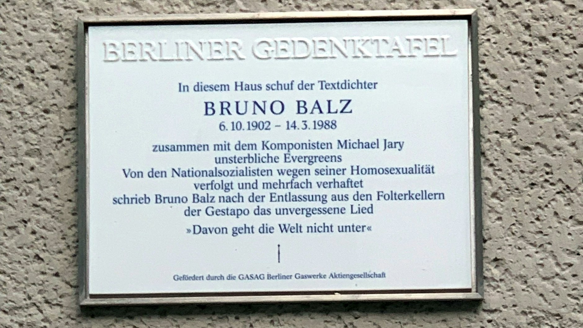 Die Gedenktafel erinnert in der Fasanenstraße 60 in Wilmersdorf an den Textdichter Bruno Balz, der oft als Hitlers Hitschreiber bezeichnet wird.