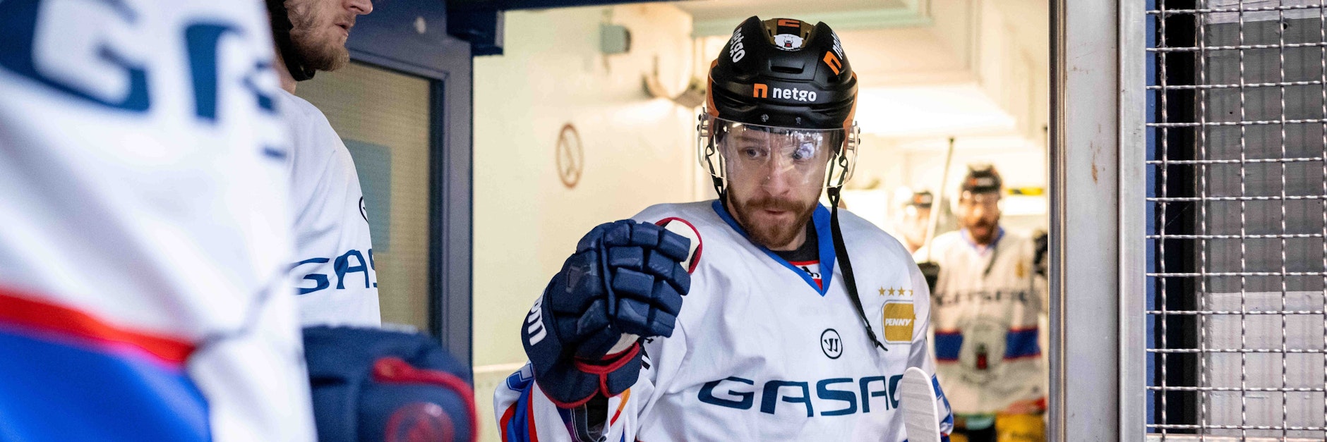 Ein Eisbär im Tunnel: Marco Baßler kurz vor dem Play-off-Spiel bei RB München.